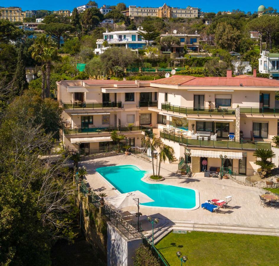 Holiday Family - Big On The Swimming Pool In Front Of Capri * Neapel